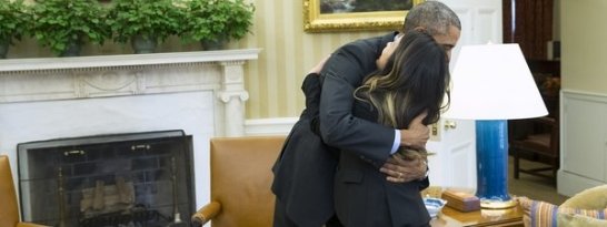 Obama-abraza-a-la-primera-cont_54418246493_51351706917_600_226