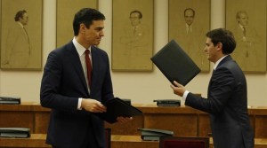 Madrid 24-02-2016 El Secretario General del Psoe Pedro Sanchez junto al Secretario General de Ciudadanos Albert Rivera firmando el acuerdo en el Congreso Juan Manuel Prats