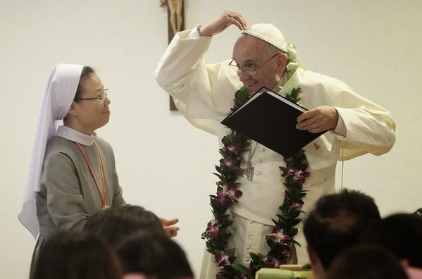 papa2bfrancisco2by2bmonjas2ben2bcorea2b-2bel-papa-francisco-rompio-una-lanza